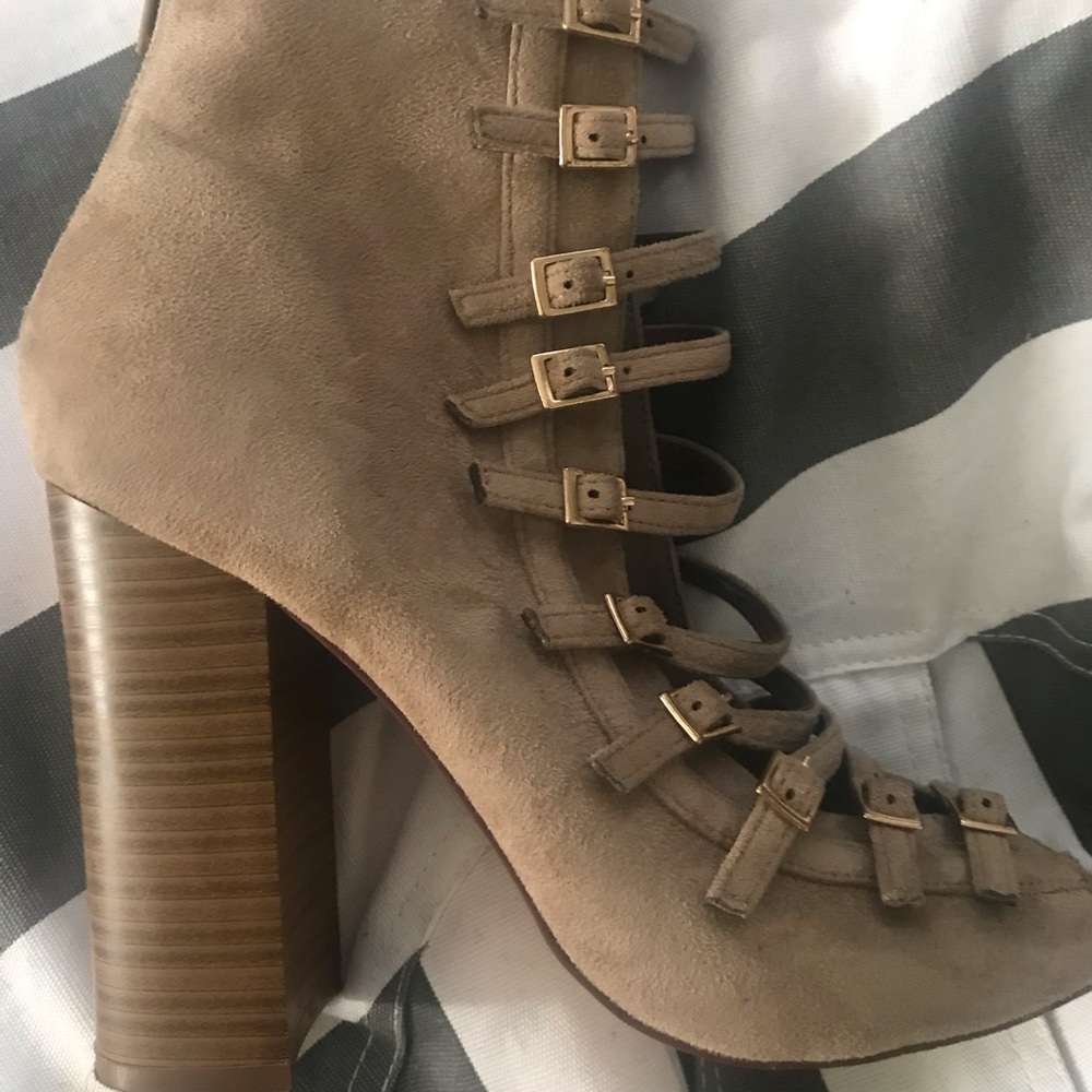 Lola Shoetique Chunky Heels - Nude - Size 8.5